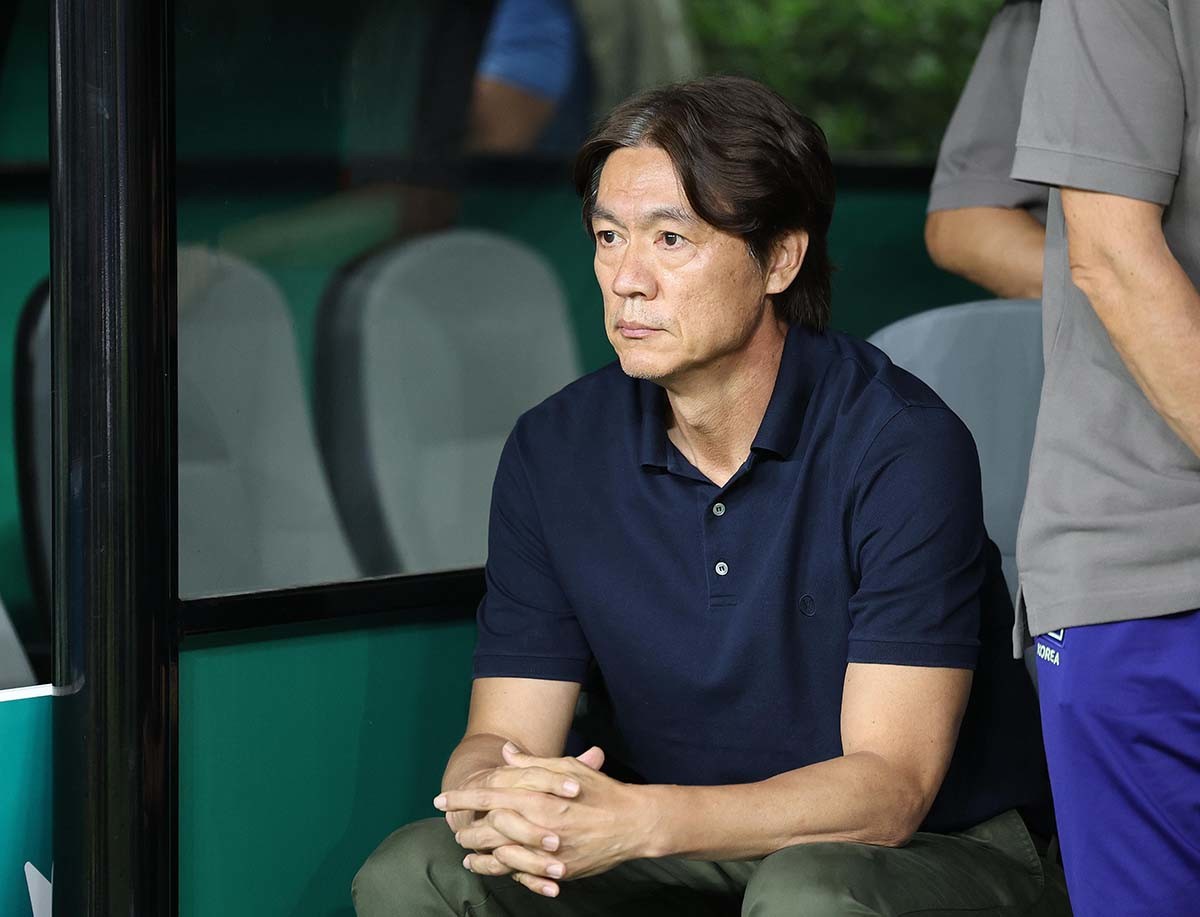 홍명보 대한민국 축구국가대표팀 감독이 11일(현지시각) 멕시코 할리스코주 사포판 과달라하라 스타디움에서 열린 2026 북중미 월드컵 A조 조별리그 1차전 대한민국과 체코의 경기 시작전 피치를 바라보고 있다. 이날 홍명보 감독이 이끄는 한국 축구대표팀은 2026 북중미 월드컵 첫 경기에서 짜릿한 역전승을 거두며 32강 진출 가능성을 크게 끌어올렸다. / 뉴스1