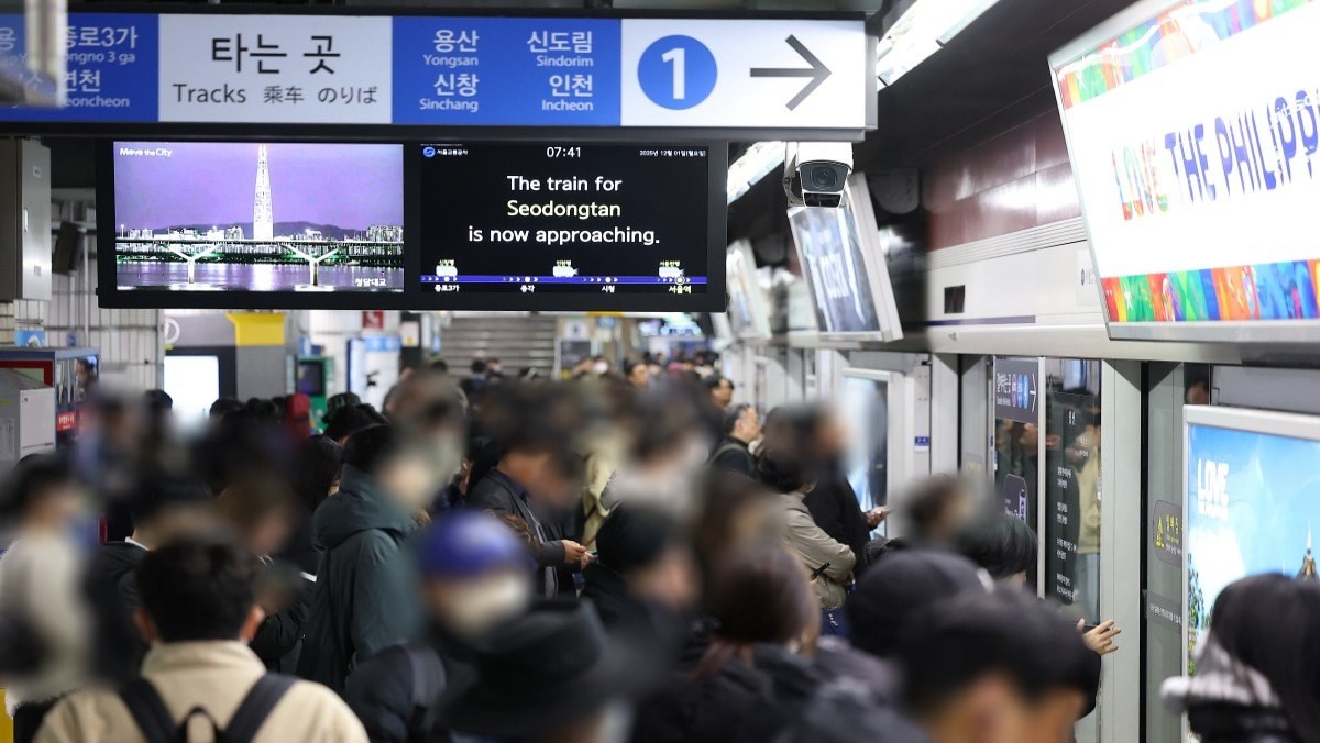 지하철 기다리는 시민들 자료사진. / 연합뉴스