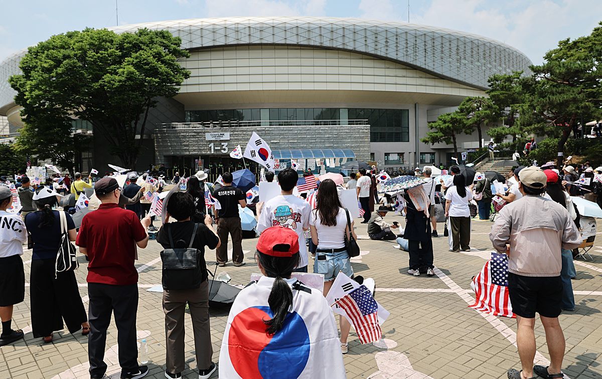 잠실 시위 현장에 잡힌 '박서진 콘서트'...예정대로 열릴 수 있을까 