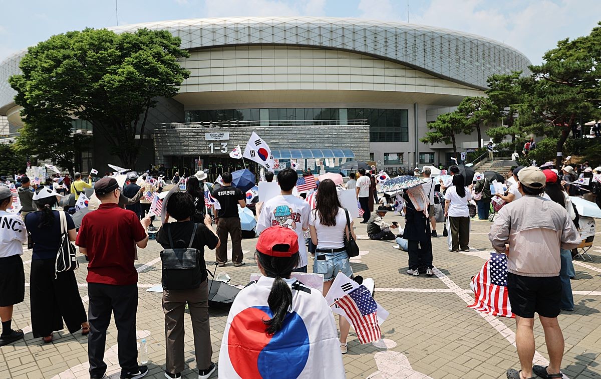 제9회 전국동시지방선거 투표용지 부족 사태를 규탄하는 개표소 봉쇄 시위가 계속된 12일 서울 송파구 올림픽공원 핸드볼경기장 앞에서 시민들이 태극기를 흔들며 재선거를 요구하고 있다. 기사 이해를 돕기 위한 자료 사진 / 뉴스1