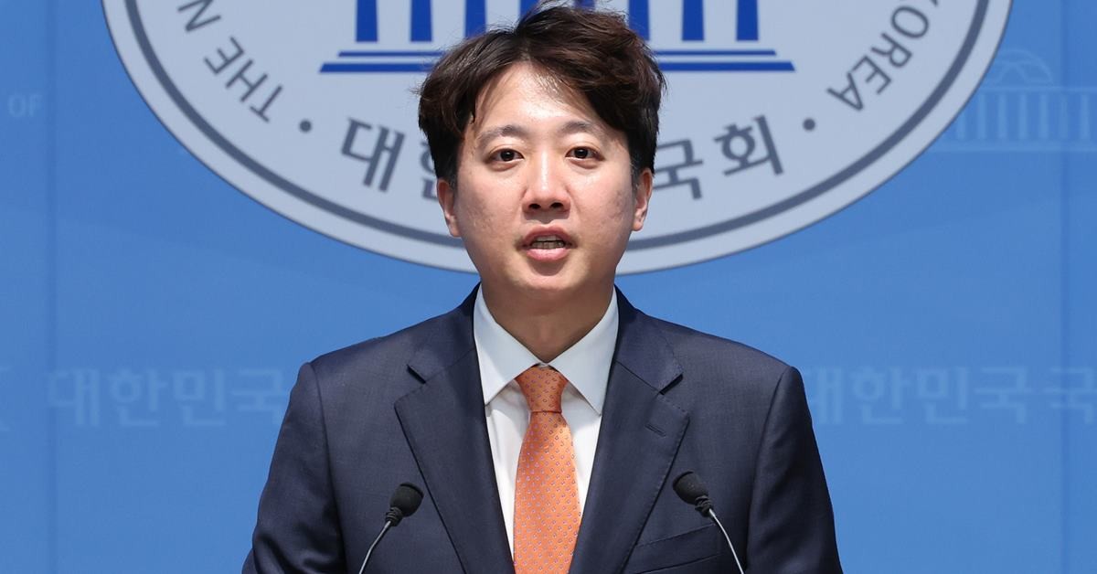 이준석 개혁신당 대표가 윤석열 전 대통령의 1심 선고를 계기로 이재명 대통령을 향한 비판 수위를 끌어올렸다. 사진은 이준석 개혁신당 대표가 지난 11일 서울 여의도 국회 소통관에서 투표용지 부족 사태 및 특검법 관련 기자회견을 하고 있다. / 뉴스1