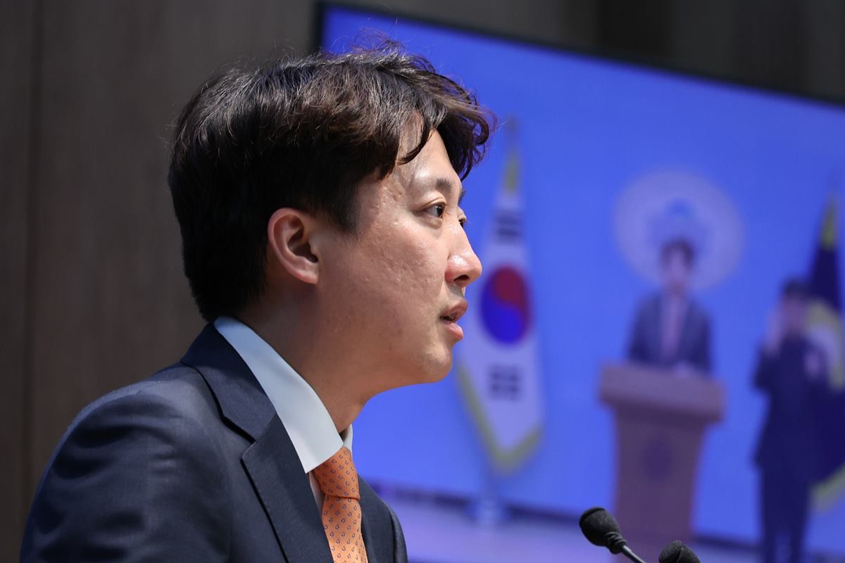 이준석 개혁신당 대표가 윤석열 전 대통령의 1심 선고를 계기로 이재명 대통령을 향한 비판 수위를 끌어올렸다. 사진은 이준석 개혁신당 대표가 지난 11일 서울 여의도 국회 소통관에서 투표용지 부족 사태 및 특검법 관련 기자회견을 하고 있다.  / 뉴스1
