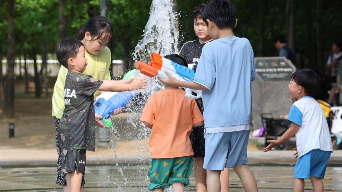 낮 기온이 30도까지 오른 전남 담양군 죽녹원 인근의 바닥분수에서 나들이 온 아이들이 물놀이를 하고 있다. / 뉴스1