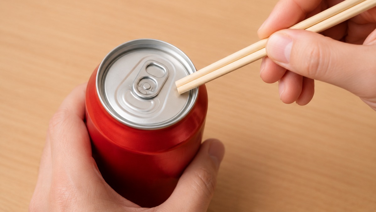 음료수 캔에 나무젓가락을 갖다 대보세요…이런 쓰임이 있을 줄 몰랐습니다