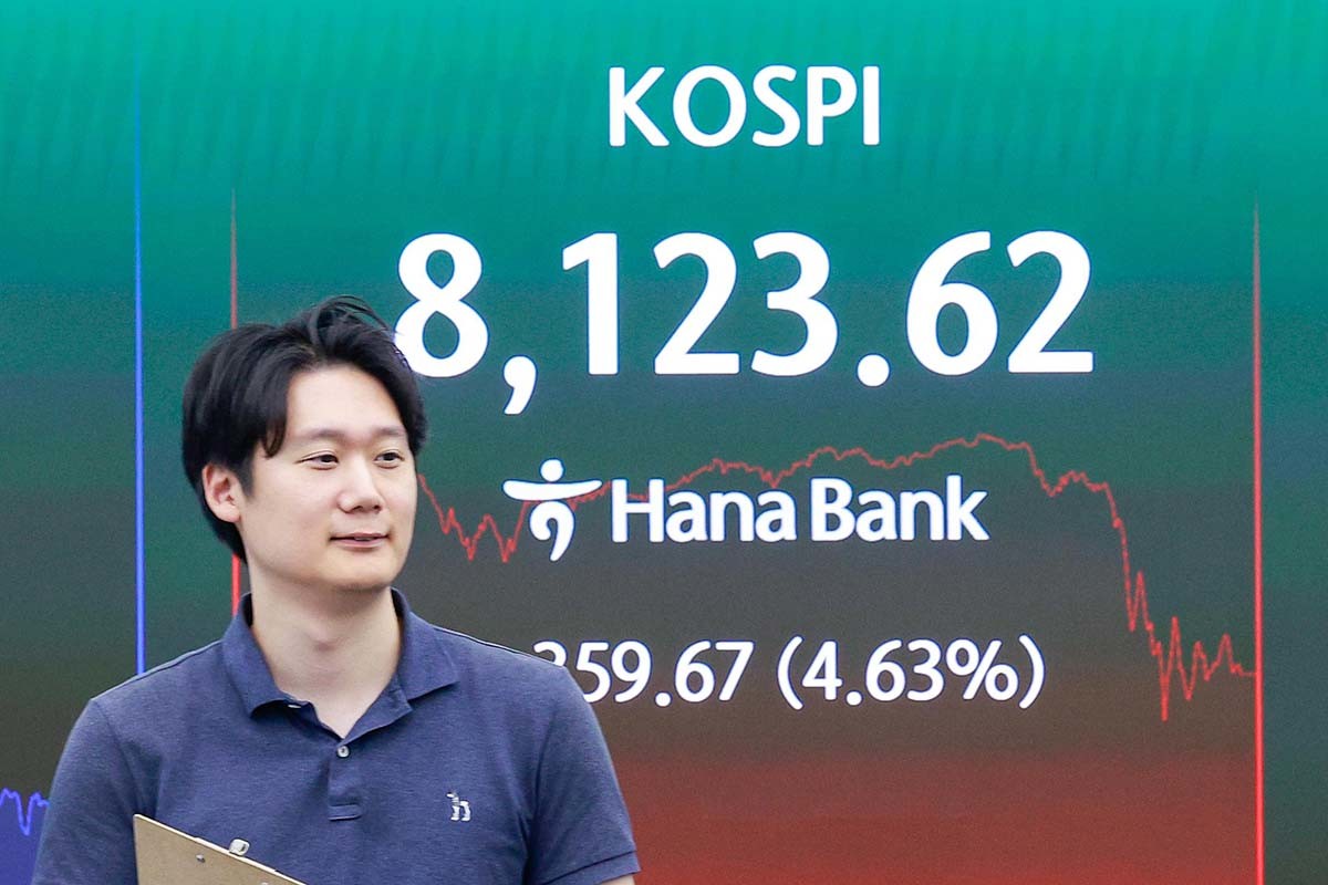 12일 오후 서울 중구 하나은행 본점 딜링룸에 종가가 나오고 있다. 이날 코스피는 전일 종가와 비교해 359.67포인트(4.63%) 상승한 8123.62, 코스닥은 32.12p(3.22%) 오른 1029.05로 마감했다. 달러·원 환율은 전일 오후 3시 30분 주간종가 대비 9.1원 내린 1519.8원을 기록했다. / 뉴스1