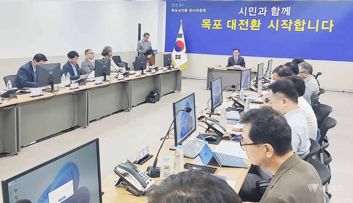 강성휘 목포시장 당선인의 시정 준비를 총괄하는 '목포대전환 준비위원회'는 지난 12일 목포종합경기장 내에 마련된 준비위원회 공식 사무실에서 전체 위원들이 참석한 가운데 역량 강화를 위한 대대적인 워크숍을 개최했다./ 목포대전환 준비위원회