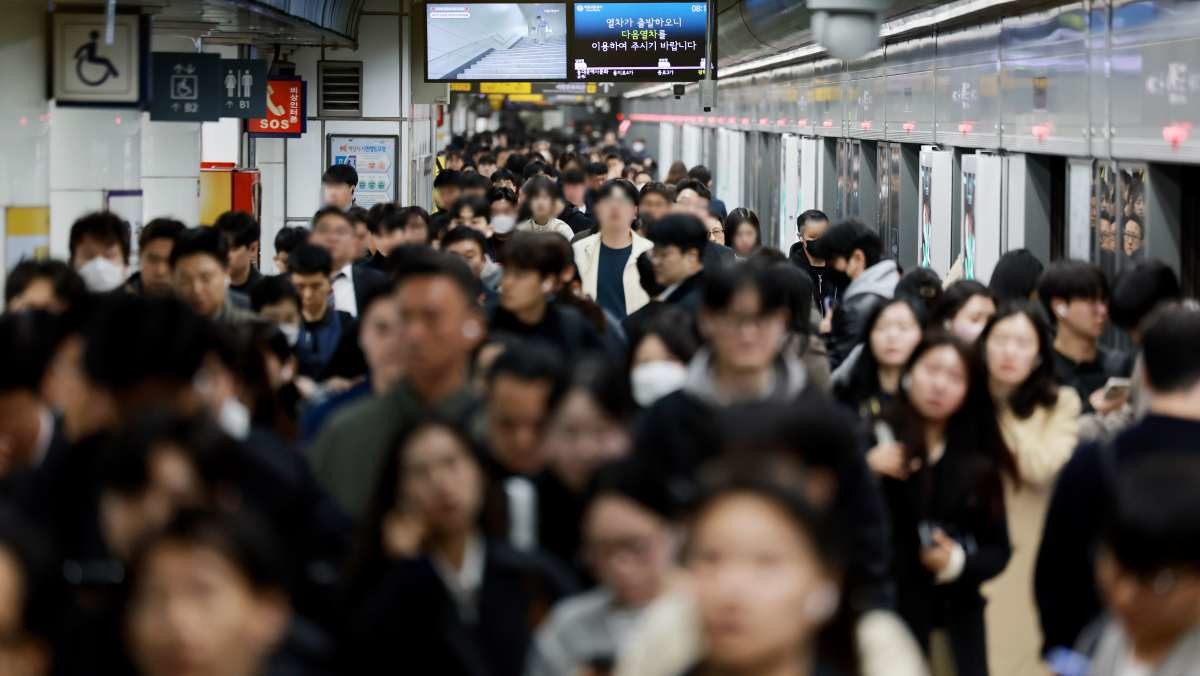 서울 종로구 광화문역이 출근길 시민들로 붐비고 있다. / 뉴스1
