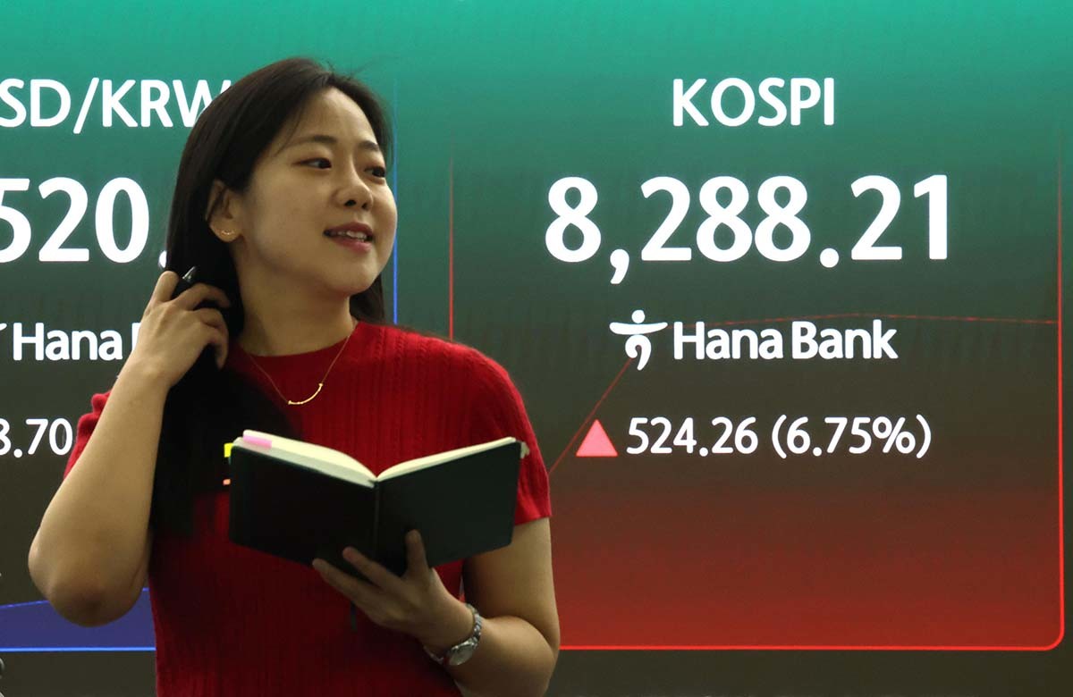 코스피 지수가 6%대 급등 출발하며 매수 사이드카가 발동한 12일 오전 서울 중구 하나은행 본점 딜링룸 현황판에 전장대비 524.26포인트(6.75%) 상승하 8,288.21를 나타내고 있다. / 뉴스1