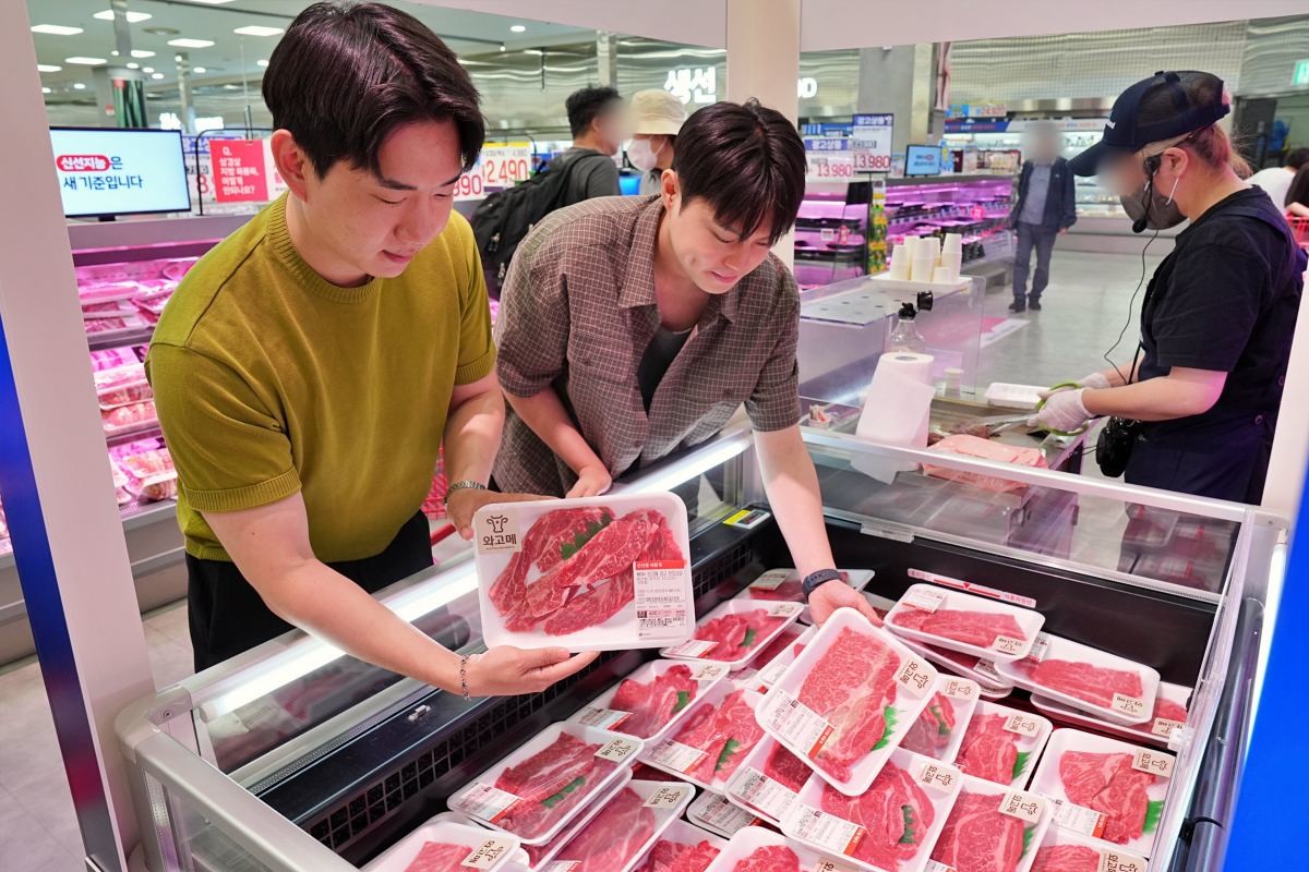 서울시 중구에 위치한 롯데마트 제타플렉스 서울역점에서 퀸즐랜드산 '와고메 와규'를 홍보하는 모습. / 롯데마트