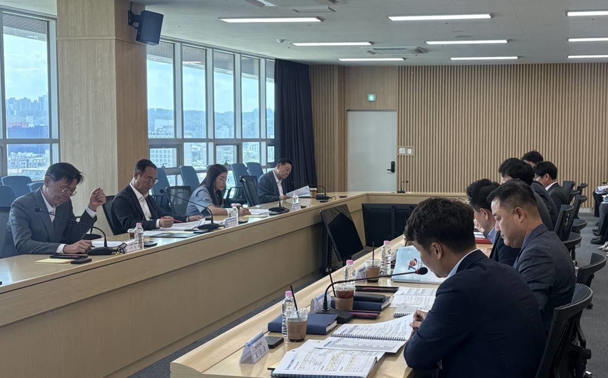 포항시장직 인수위원회는 지난 10일 출범과 동시에 당선인 주재 국별 주요 현안업무보고를 받은 데 이어, 11일부터 자치행정, 경제산업, 건설도시 등 3개 분과위원회를 중심으로 소관 부서 주요업무보고를 진행했다./포항시