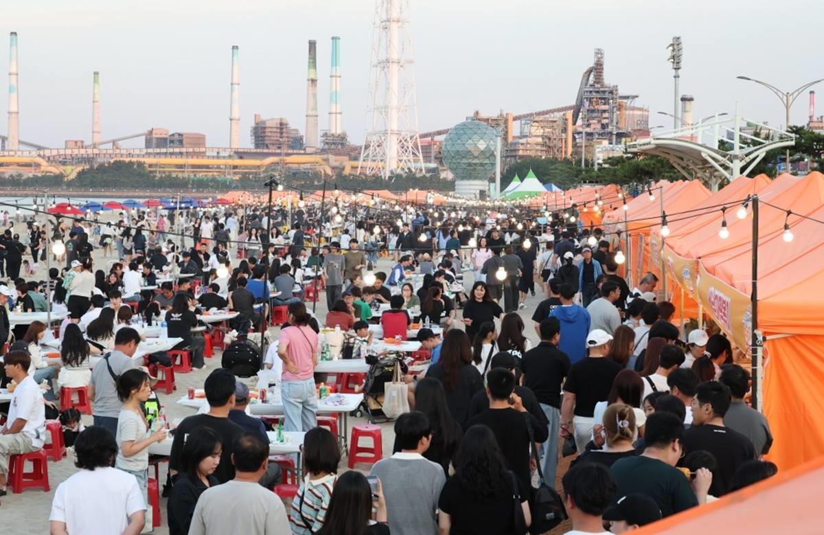지난 12일부터 14일까지 3일간 포항 송도해수욕장 일원에서 열린 ‘2026 포송마차’ 에 시민들이 북적이고 있다/포항시