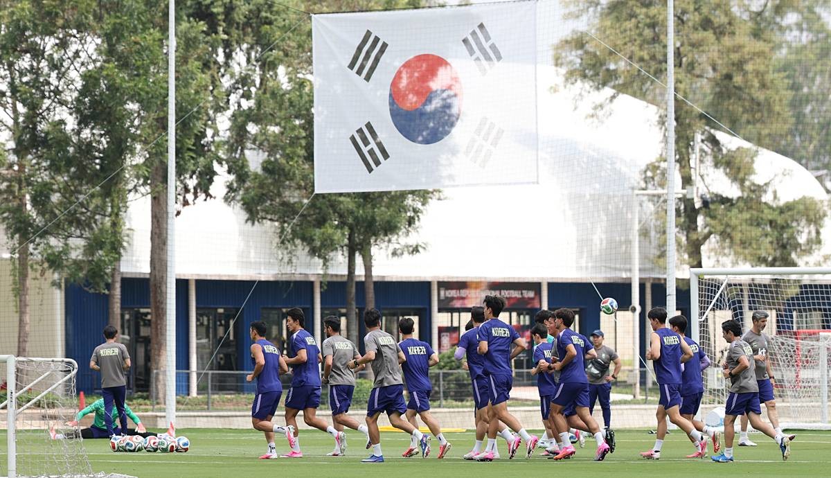 한국 축구 국가대표팀 선수들이 지난 12일(현지시간)멕시코 과달라하라 인근 사포판의 치바스 바예 베르데에서 회복 훈련을 하고 있다 / 뉴스1