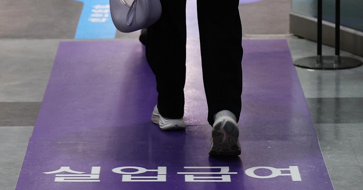 서울 마포구 서울서부고용복지플러스센터에서 시민들이 실업급여 상담을 받기 위해 이동하고 있다. / 뉴스1