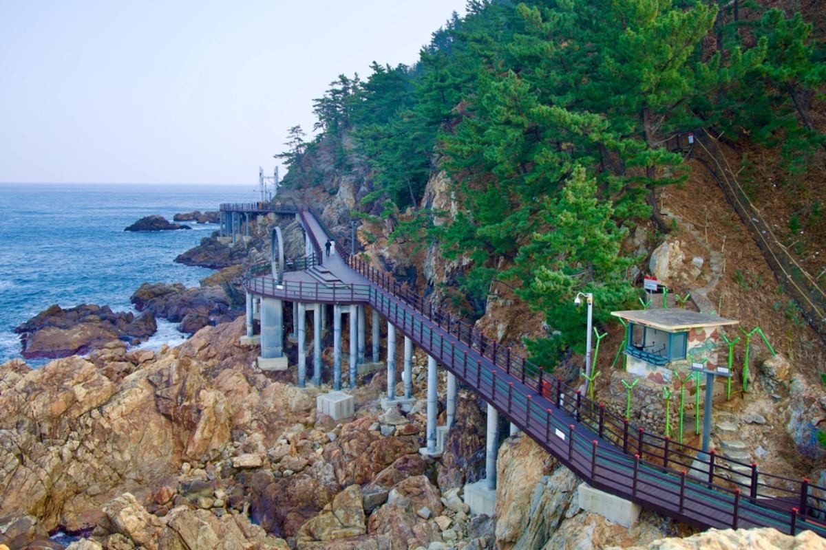 강원 삼척. / Korea by Bike-shutterstock.com