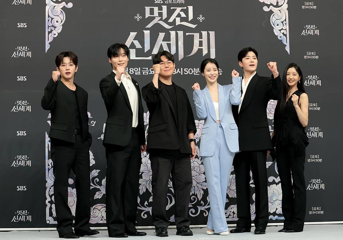 배우 김민석(왼쪽부터)과 허남준, 한태섭 PD, 임지연, 장승조, 이세희가 지난달 7일 서울 양천구 목동SBS에서 열린 SBS 새 금토드라마 '멋진 신세계'(극본 강현주) 제작발표회에 참석해 포즈를 취하고 있다. '멋진 신세계'는 희대의 조선 악녀 영혼이 씌어 '악질'로 변한 무명배우 신서리(임지연 분)와 자본주의가 낳은 괴물이라 불리는 악질재벌 차세계(허남준 분)의 일촉즉발 전쟁 같은 로맨스 코미디 드라마다 / 뉴스1