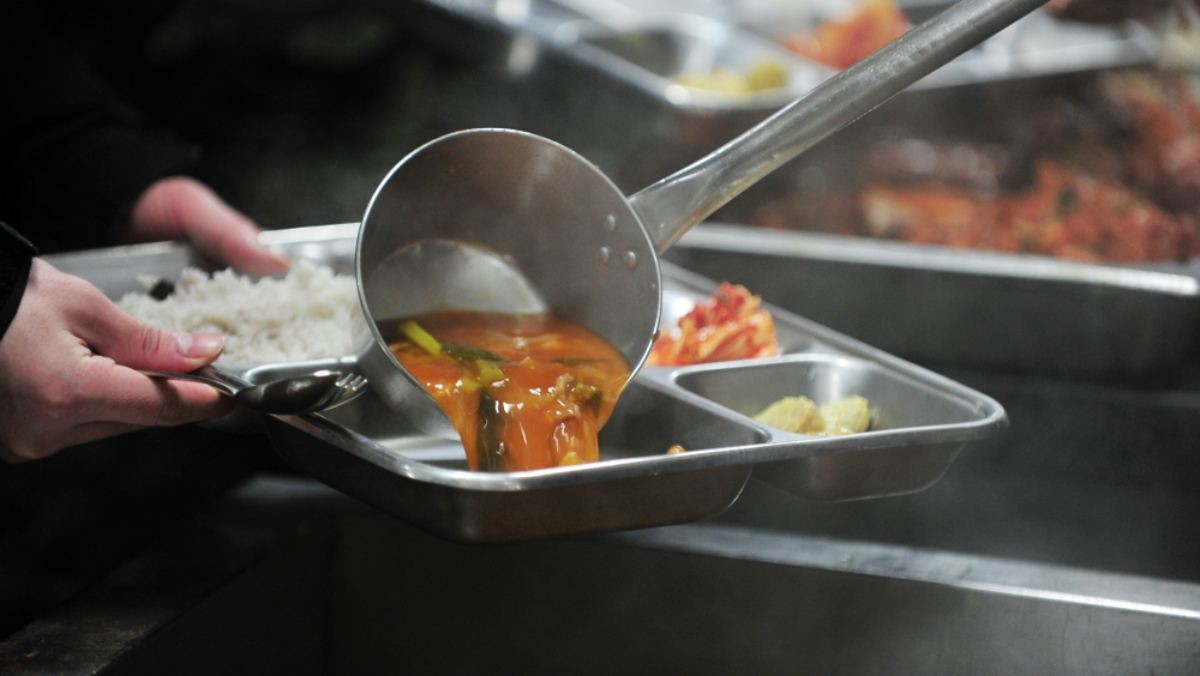 학교 급식 자료사진. / Yeongsik Im-shutterstock.com