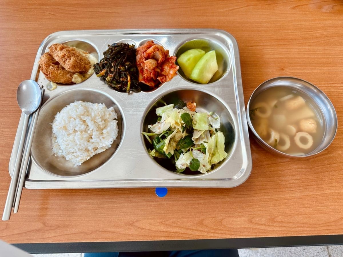 학교 급식 자료사진. / conyjiny-shutterstock.com