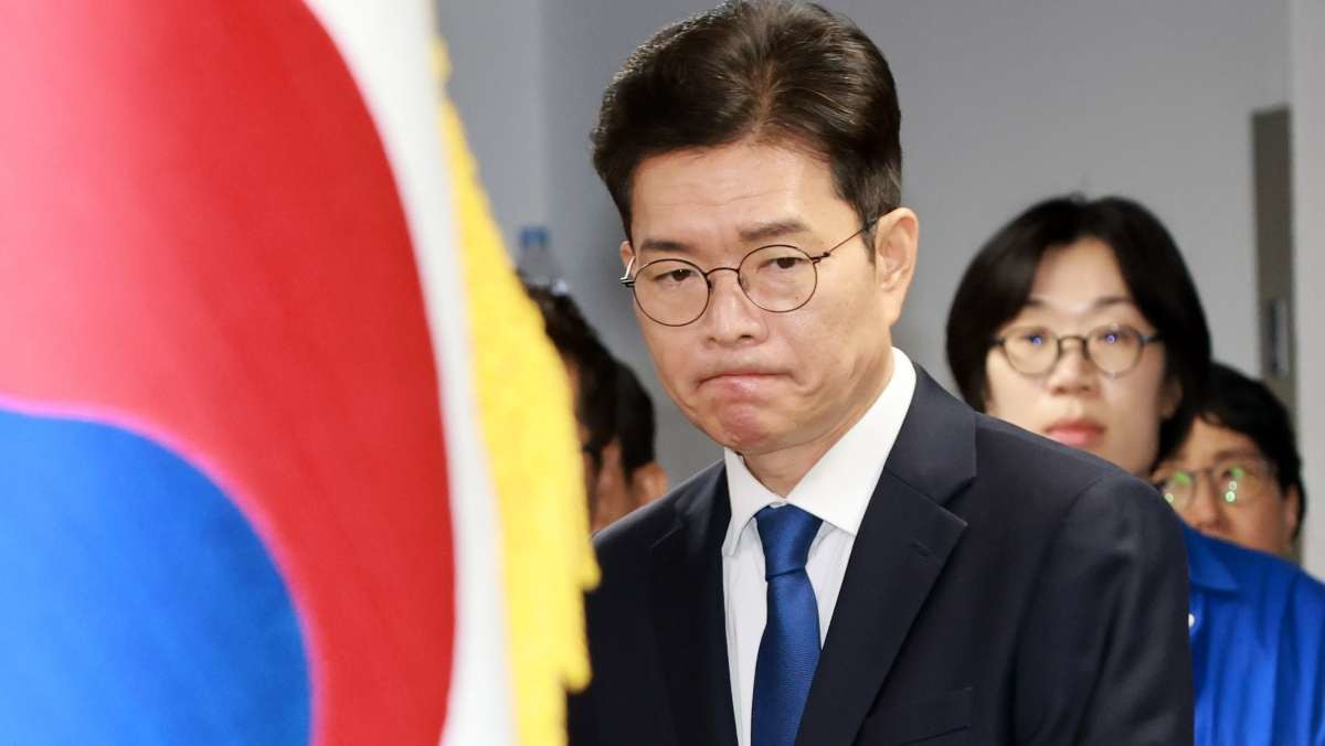 정원오 더불어민주당 서울시장 후보가 지난 4일 오전 서울 중구 세종대로 캠프에서 제9회 전국동시지방선거 관련 입장을 밝히기 위해 이동하고 있다. / 뉴스1
