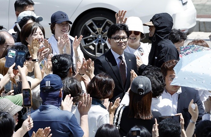 당선 이후 지지자들의 축하를 받으며 국회로 출근하던 한동훈 의원 / 뉴스1