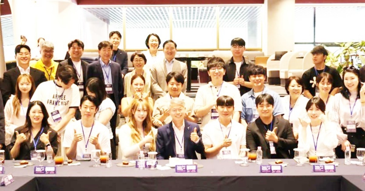 민형배 전남광주통합특별시장 당선인이 14일 오후 광주 충장로 L7호텔에서 국내 유명 인플루언서 및 크리에이터들과 만나 통합특별시의 미래 비전을 공유하고, 이들의 창의성을 지역 전략산업으로 연결하기 위한 소통의 장을 가졌다. / 민형배 당선인