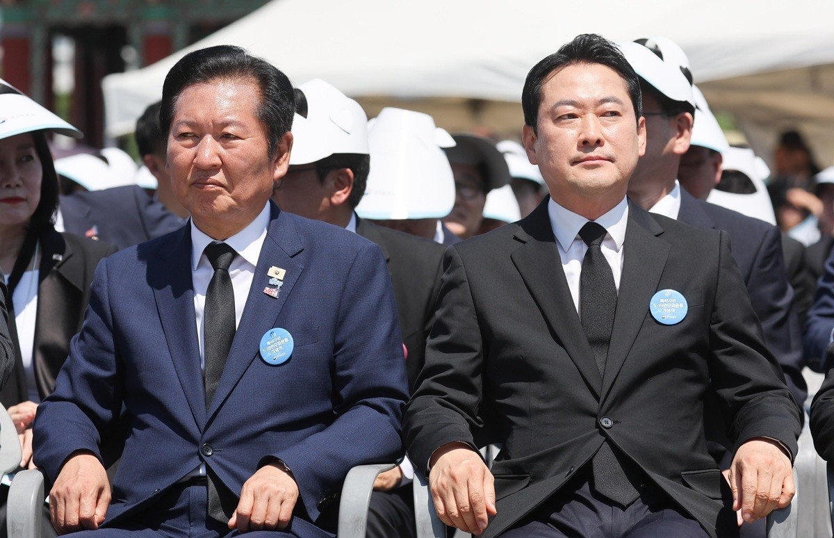 정청래 더불어민주당 대표(왼쪽)와 장동혁 국민의힘 대표가 지난달 18일 광주 동구 5·18민주광장에서 열린 제46주년 5·18민주화운동 기념식에 참석해 있다. / 뉴스1