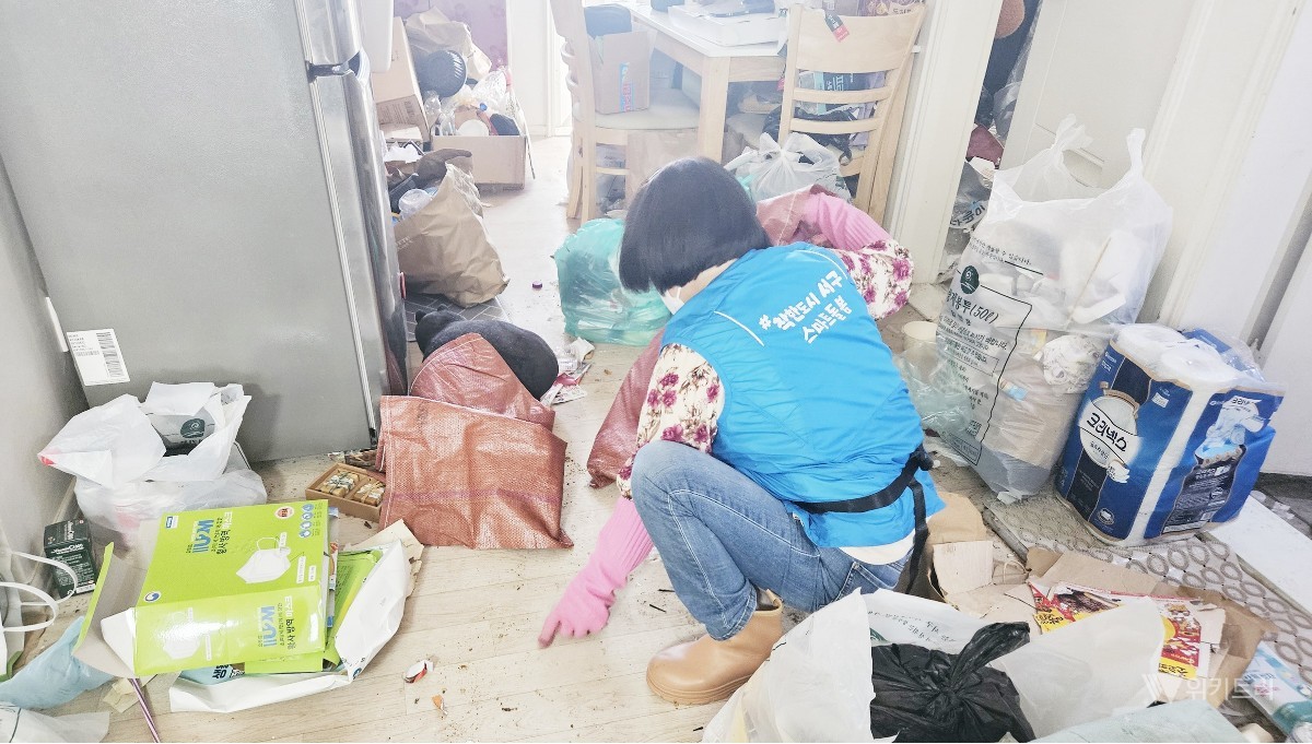 광주 서구(구청장 김이강)는 고립된 채 쓰레기 더미 속에 방치된 위기 가구를 선제적으로 발굴하고 이들의 일상 회복을 돕는 ‘공간회복 파트너스’ 사업을 올해 한층 더 강력하게 확대 추진한다. / 광주시 서구
