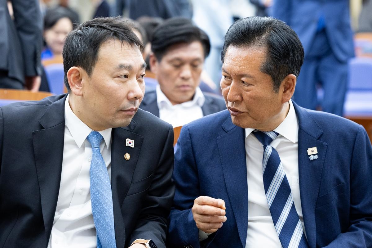 김용민 의원과 정청래 대표. / 뉴스1