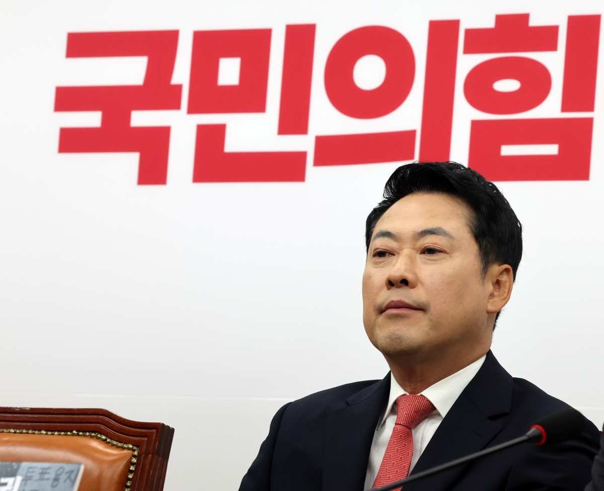장동혁 국민의힘 대표가 15일 오전 서울 여의도 국회에서 열린 최고위원회의에서 생각에 잠겨 있다. / 뉴스1