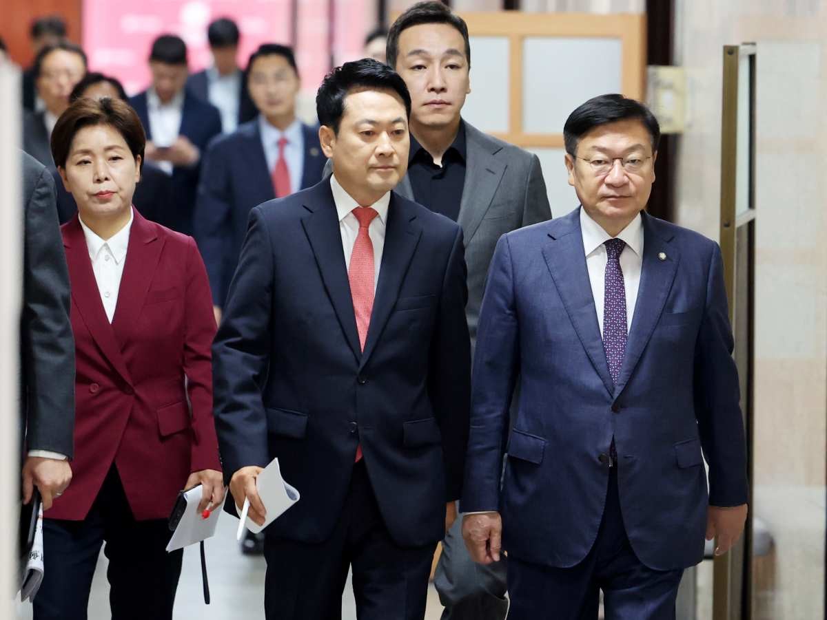 장동혁 국민의힘 대표가 15일 오전 서울 여의도 국회에서 열린 최고위원회의에 지도부들과 함께 참석하고 있다. 왼쪽부터 양향자 최고위원, 장 대표, 김민수 최고위원, 정점식 원내대표 / 뉴스1