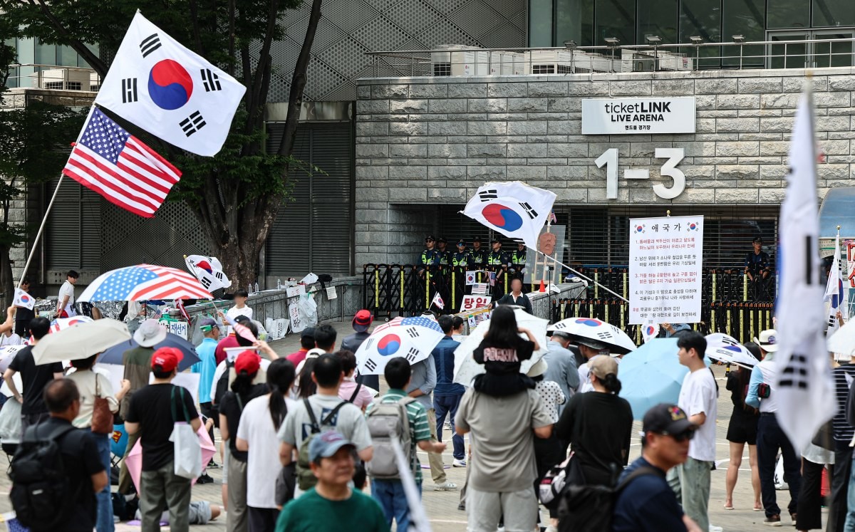 6·3 지방선거 투표용지 부족 사태에 반발한 시민들이 14일 서울 송파구 올림픽공원 핸드볼경기장 개표소 앞에 모여 재선거를 요구하는 구호를 외치고 있다. / 뉴스1