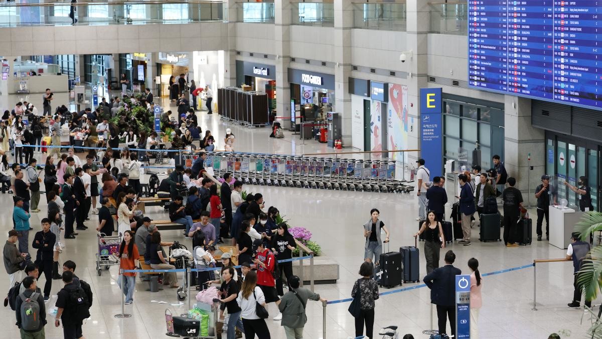 인천국제공항 1터미널 입국장이 인파로 붐비고 있다. / 뉴스1