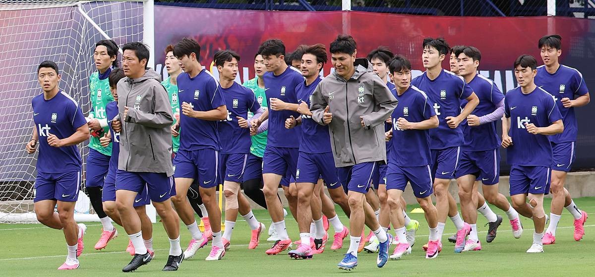 한국 축구 국가대표팀 선수들이 14일(현지시간) 멕시코 과달라하라 인근 사포판에 위치한 베이스캠프 훈련장 치바스 바예 베르데에서 훈련을 하고 있다. 홍명보 감독이 이끄는 대표팀은 오는 18일(한국시간) 과달라하라 스타디움에서 개최국 멕시코와 2026 국제축구연맹(FIFA) 북중미 월드컵 A조 조별리그 2차전을 치른다 / 뉴스1