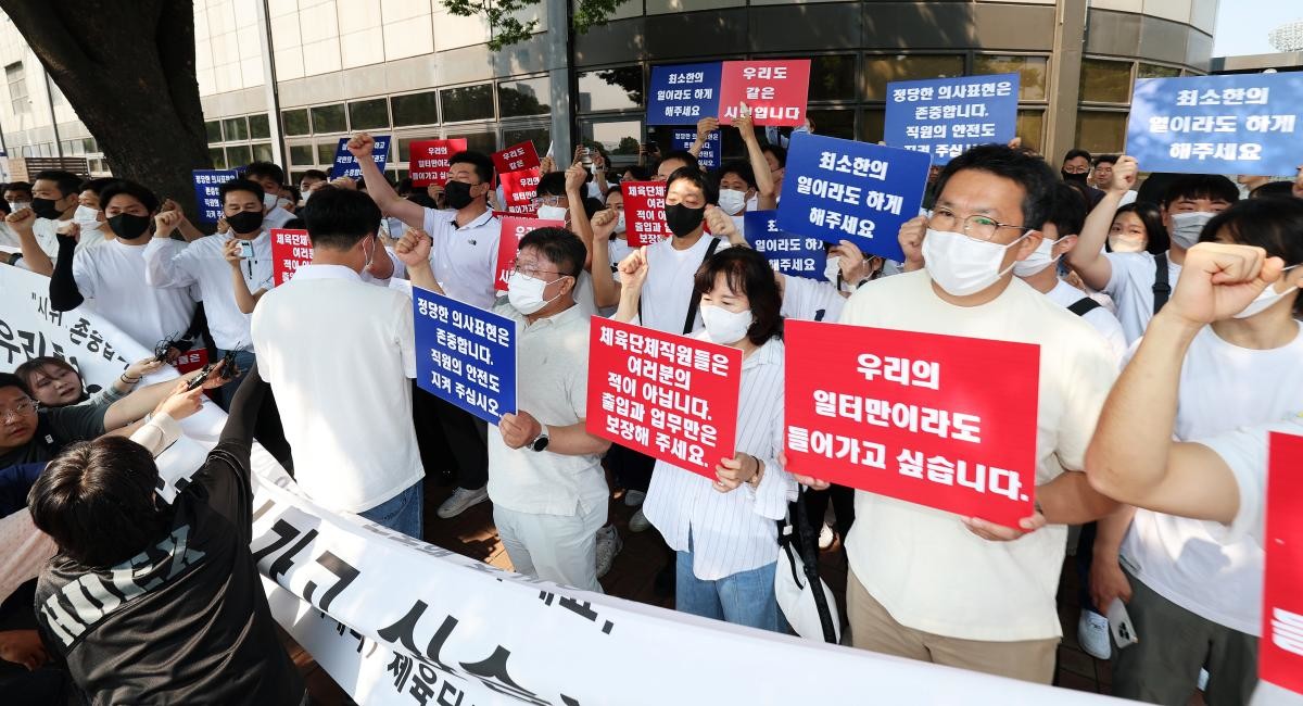 올림픽공원 핸드볼경기장 입주 체육단체 직원들이 잠실 개표소 봉쇄 시위 일주일째를 맞은 지난 11일 서울 송파구 올림픽공원 핸드볼경기장 앞에서 업무 정상화 호소문을 발표한 후 구호를 외치고 있다. / 뉴스1