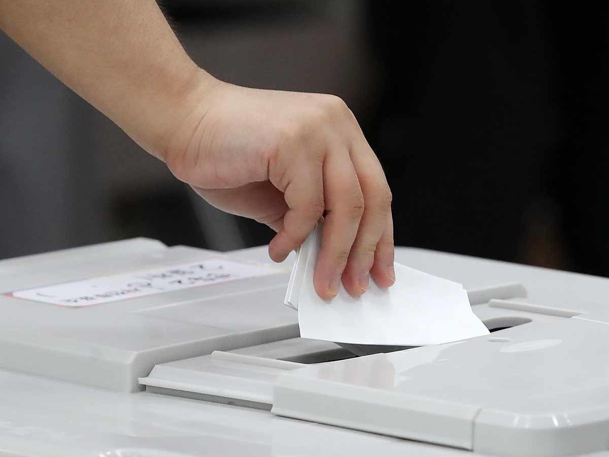 제9회 전국동시지방선거 및 국회의원 재보궐선거 사전투표 둘째 날인 5월 30일 부산 해운대구 반송2동행정복지센터에 마련된 사전투표소에서 유권자들이 소중한 한 표를 행사하고 있다. / 뉴스1