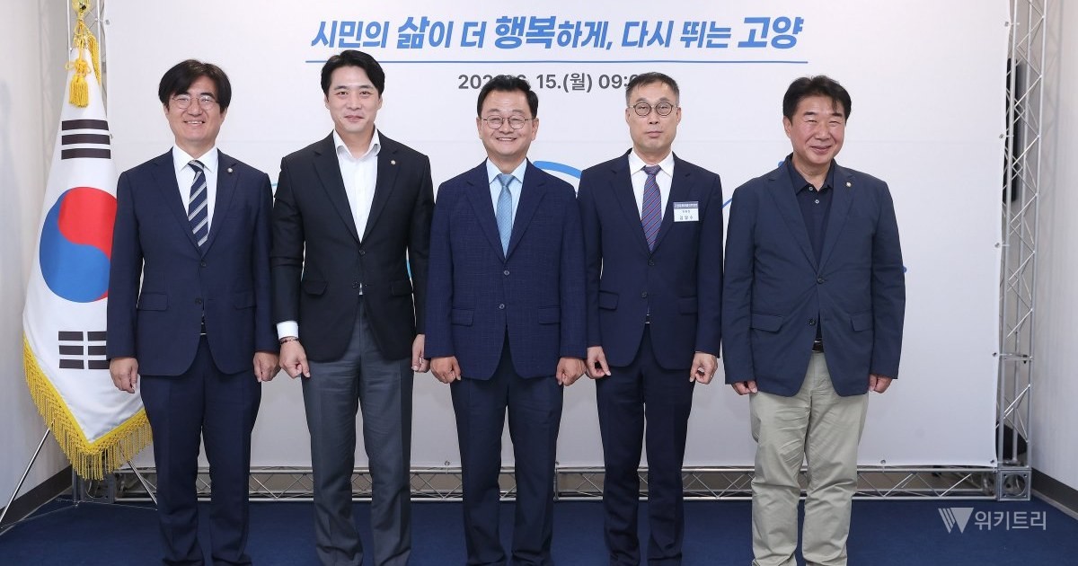 고양대전환준비위원회 출범식(왼쪽부터 김성회 국회의원, 한준호 국회의원, 민경선 고양특례시장 당선인, 김달수 고양대전환준비위원회 위원장, 이기헌 국회의원)