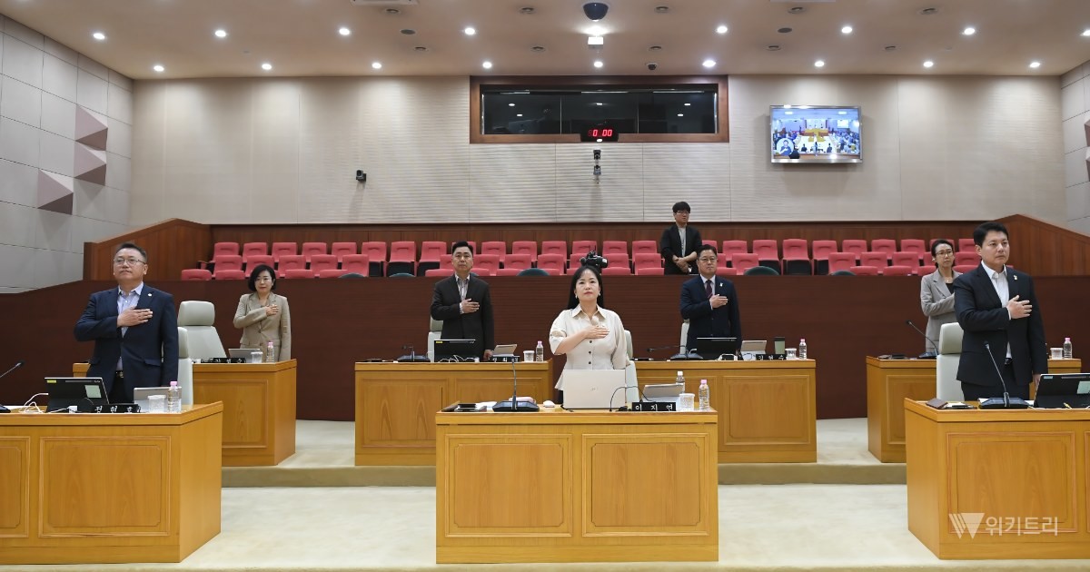 제9대 양주시의원들이 제389회 임시회에서 국민의례를 하고 있다