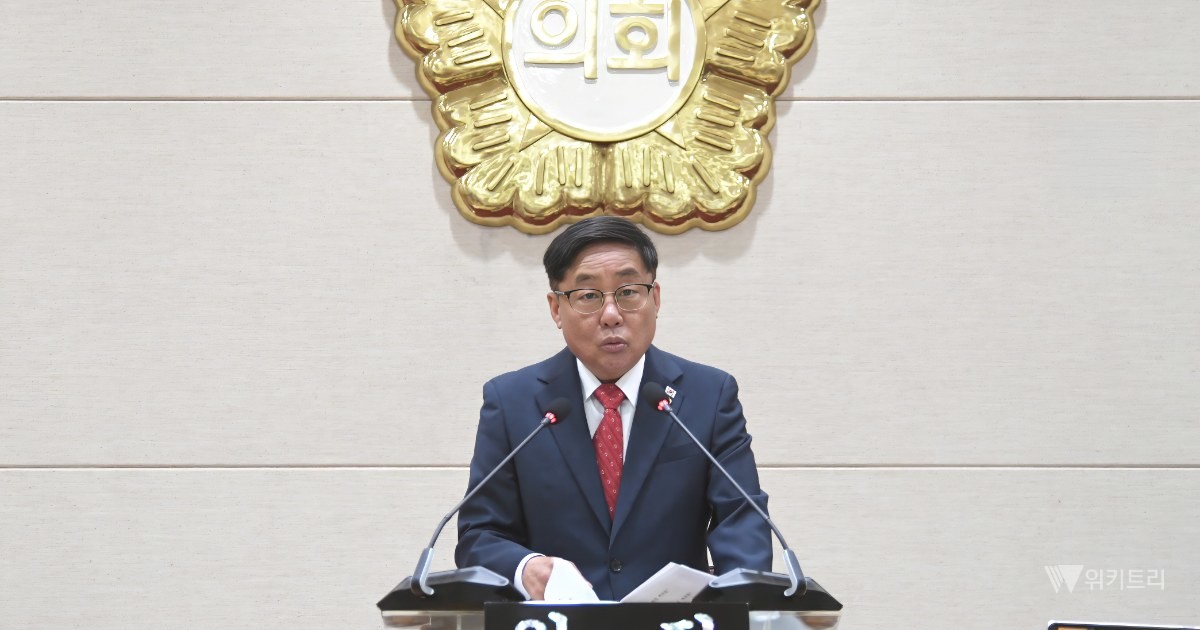 윤창철 의장이 제9대 의회 마지막 임시회를 개회한 뒤, 회의를 진행하고 있다