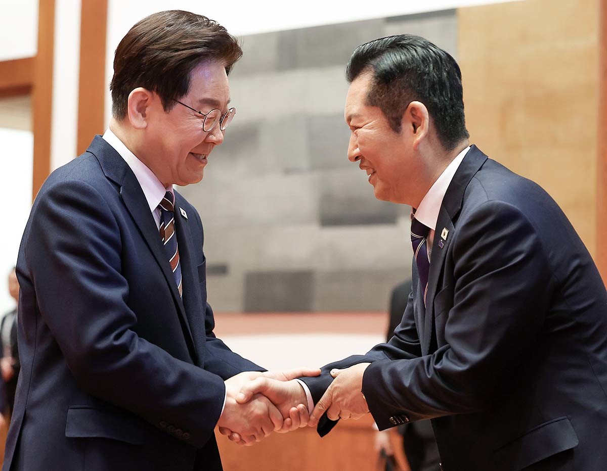 이재명 대통령과 정청래 더불어민주당 대표가 2026년 4월 7일 청와대에서 열린 여야정 민생경제협의체 회담 및 오찬에서 악수하고 있다. / 뉴스1 (청와대통신사진기자단)