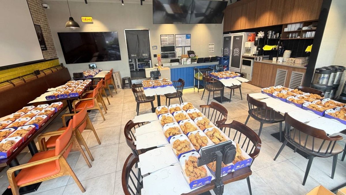 12일 2026 북중미 월드컵에 참가한 한국과 체코의 조별 리그 1차전을 앞두고 여의도의 한 치킨집이 주문받은 물량을 준비하는 모습. / 뉴스1