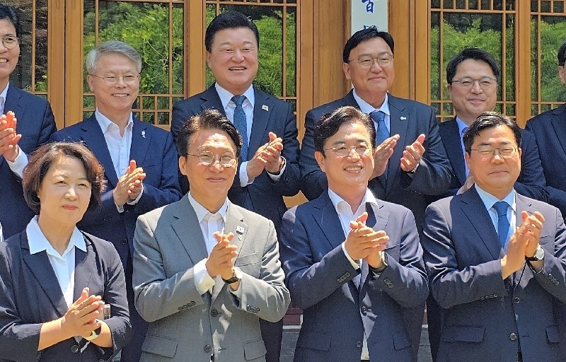 허태정 대전시장 당선인(오른쪽 두 번째)이 15일 서울 삼청동 국무총리공관에서 열린 광역단체장 당선자 간담회에 참석해 참석자들과 기념촬영을 하고 있다. /사진=허태정 대전시장 당선인 캠프