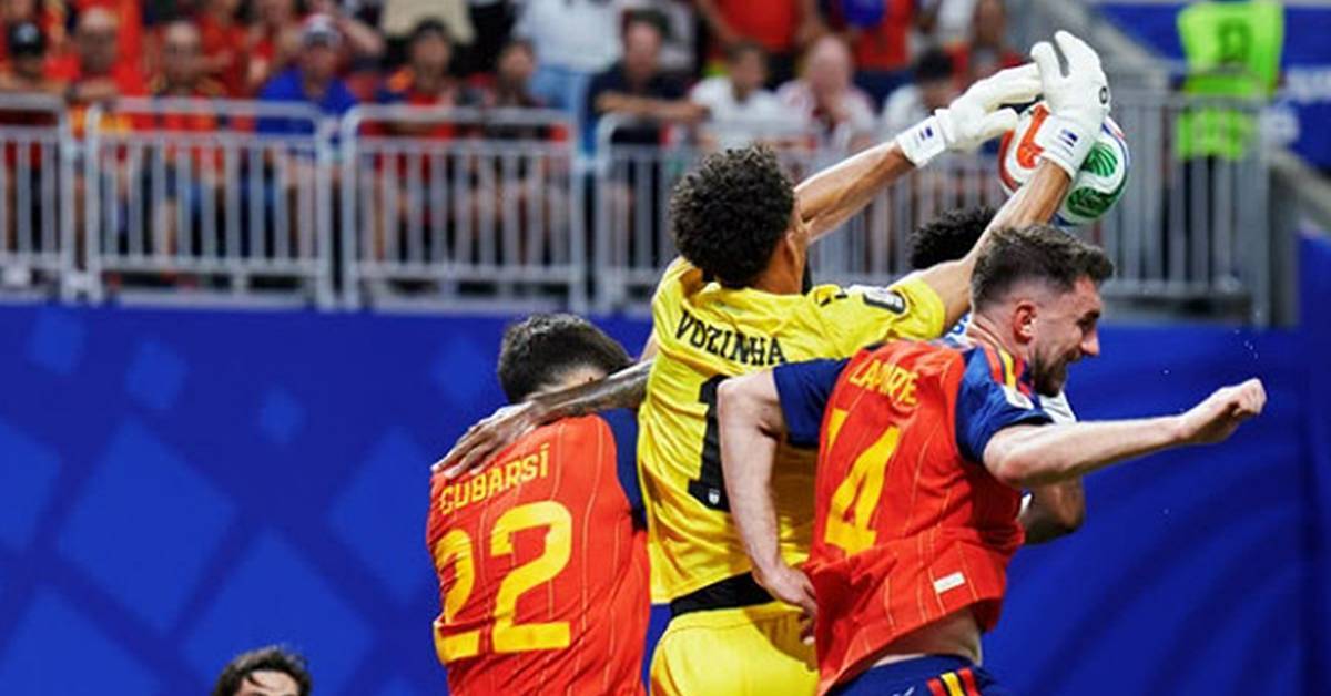스페인 27개 슈팅도 못 뚫었다...첫 월드컵서 0-0 대이변 만든 ‘52만 섬나라’