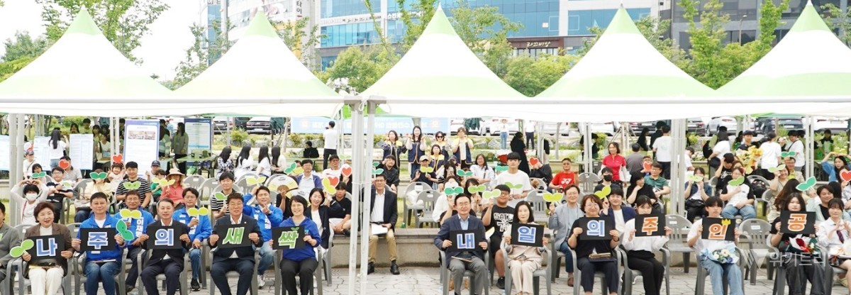 나주시가 오는 20일 나주시청소년수련관 일원에서 제2회 청소년 문화축제를 개최한다. 사진은 지난해 진행한 ‘제1회 청소년의 날 기념 싹싹나주 청소년 문화축제’ 단체 기념 퍼포먼스. / 나주시