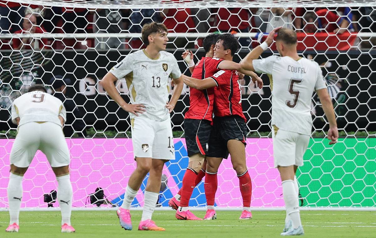 지난 11일(현지시간) 멕시코 할리스코주 사포판 과달라하라 스타디움에서 열린 2026 북중미 월드컵 A조 조별리그 1차전 대한민국과 체코의 경기에서 오현규가 2-1로 승리를 거둔 뒤 동료들과 기뻐하고 있다 / 뉴스1