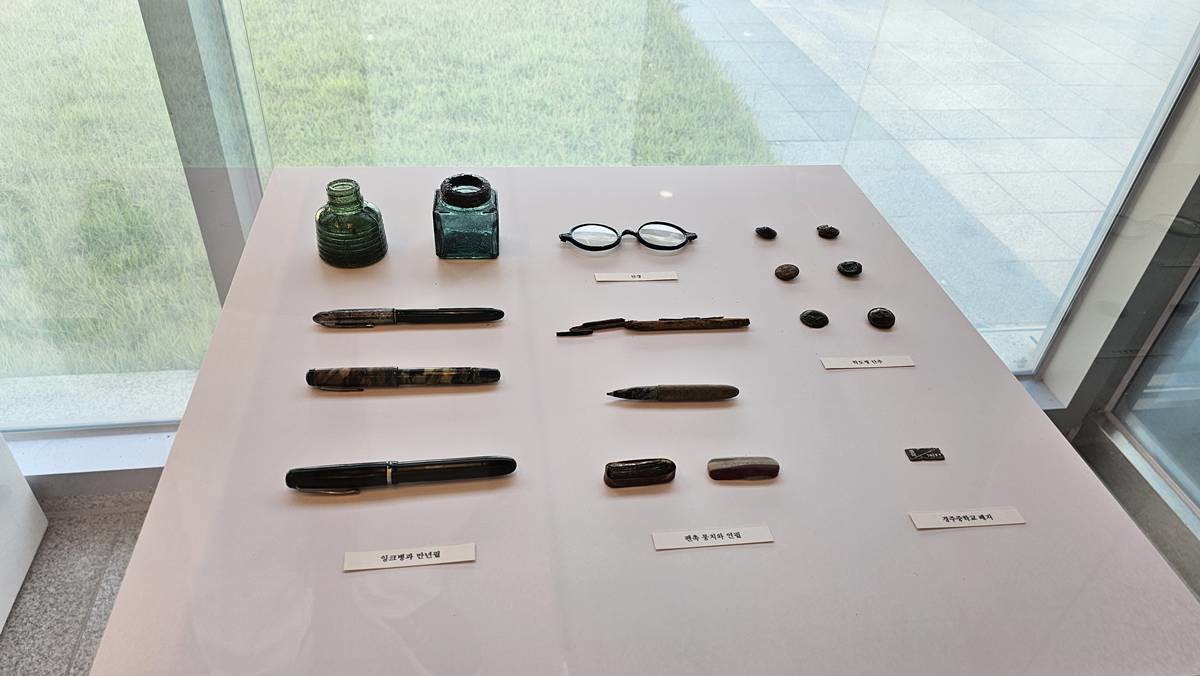 국방부 유해발굴감식단이 경주 어래산 142고지에서 발굴한 ‘경주중학교 뱃지’ 등 유물