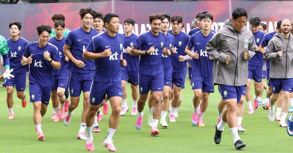 한국 축구 국가대표팀 선수들이 지난 14일(현지 시각) 멕시코 과달라하라 인근 사포판에 위치한 베이스캠프 훈련장 치바스 바예 베르데에서 훈련을 하고 있다. 홍명보 감독이 이끄는 대표팀은 오는 18일(한국시간) 과달라하라 스타디움에서 개최국 멕시코와 2026 국제축구연맹(FIFA) 북중미 월드컵 A조 조별리그 2차전을 치른다. / 뉴스1