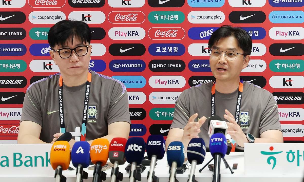 대한민국 축구 국가대표팀의 한덕현 멘털 코치(중앙대 정신의학과 교수)가 15일(현지 시각) 멕시코 과달라하라 인근 사포판 치바스 바예 베르데에서 취재진의 질문에 답하고 있다. / 뉴스1