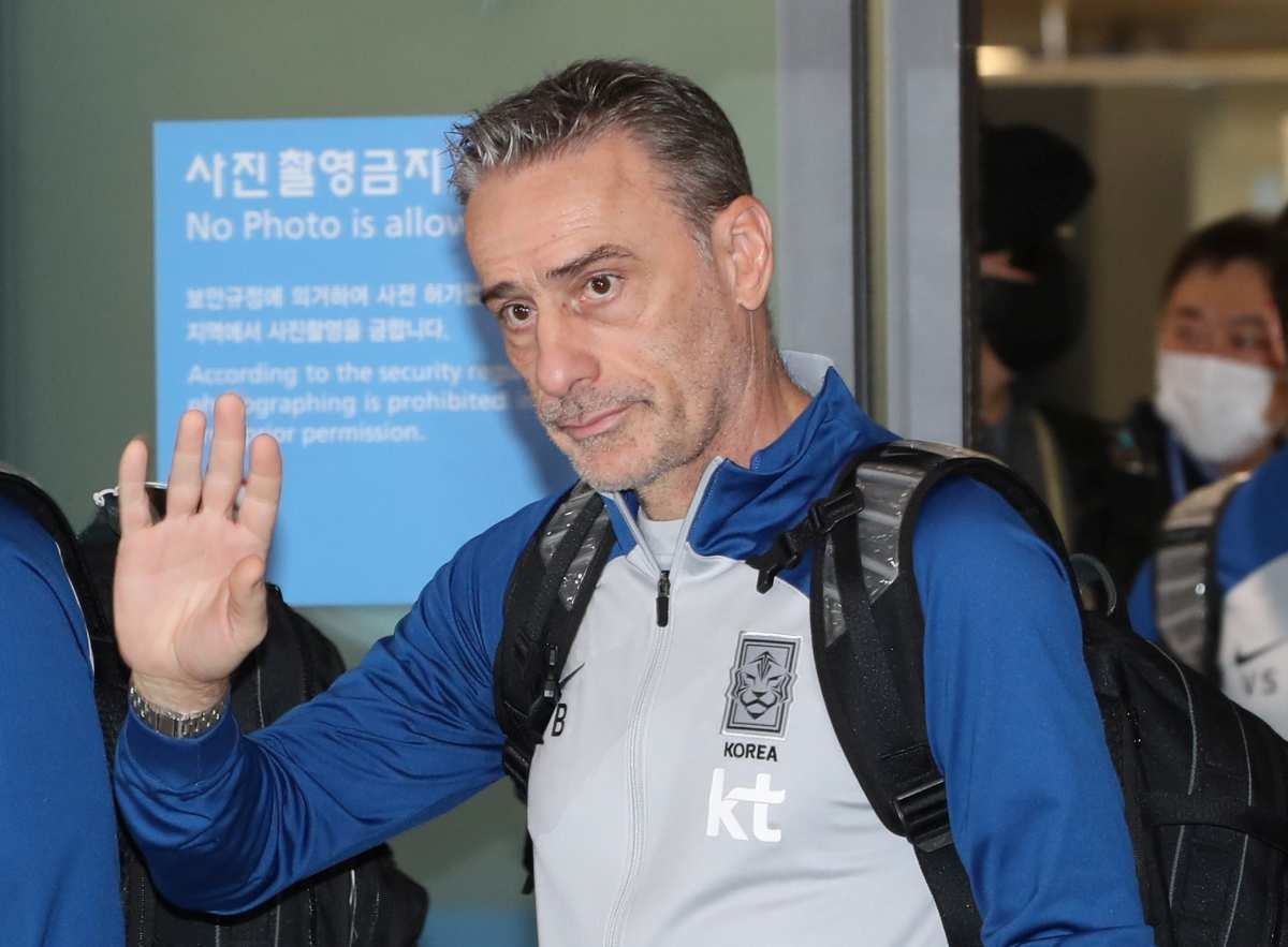 파울루 벤투 대한민국 축구대표팀 감독이 2022 카타르 월드컵을 마치고 2022년 12월 인천국제공항을 통해 입국하며 손을 흔들고 있다. / 뉴스1