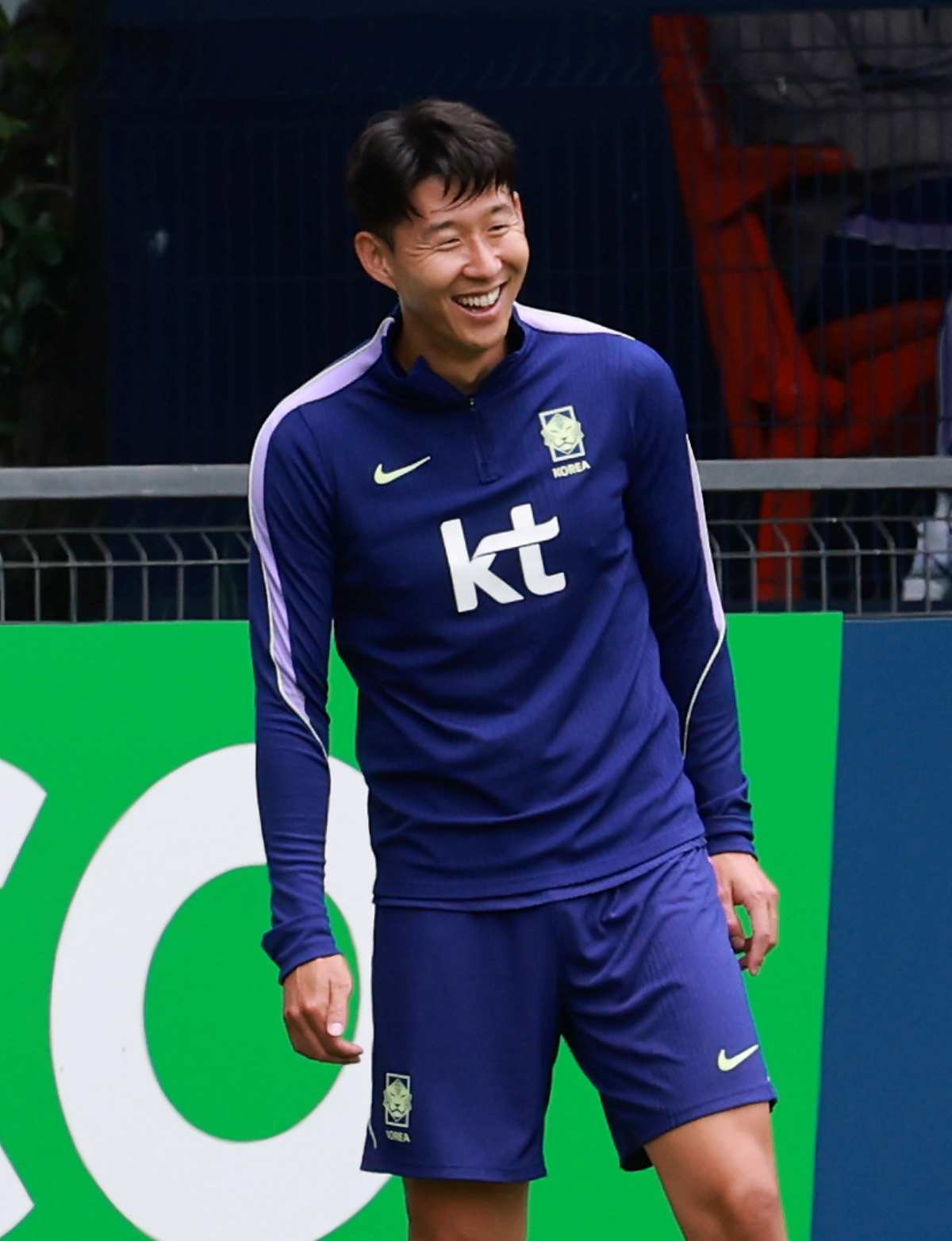 2026 북중미 월드컵에 출전하는 대한민국 축구 국가대표팀 손흥민이 지난 14일(현지시간) 멕시코 과달라하라 인근 사포판에 위치한 베이스캠프 훈련장 치바스 바예 베르데에서 훈련중 환하게 웃고 있다. / 뉴스1