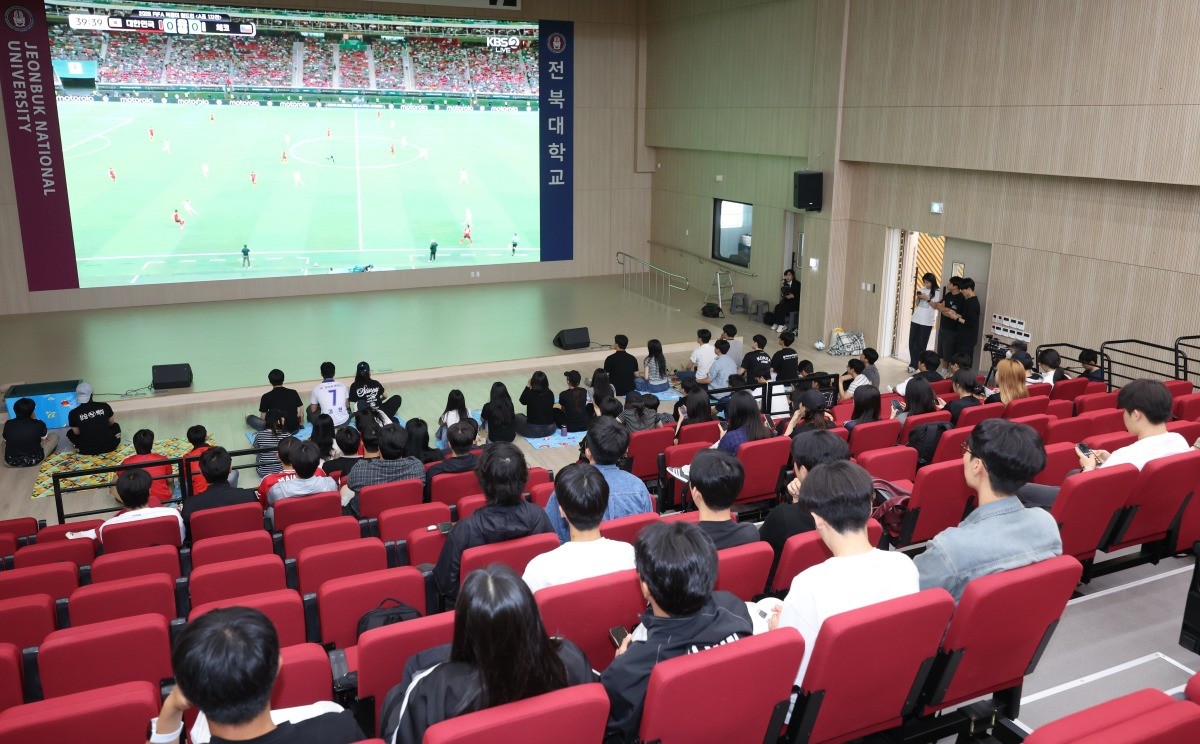 전북의 한 대학교 강당에서 대표팀을 응원하기 위해 모인 학생들이 경기를 시청하고 있다. 기사의 이해를 돕기 위한 사진 / 뉴스1