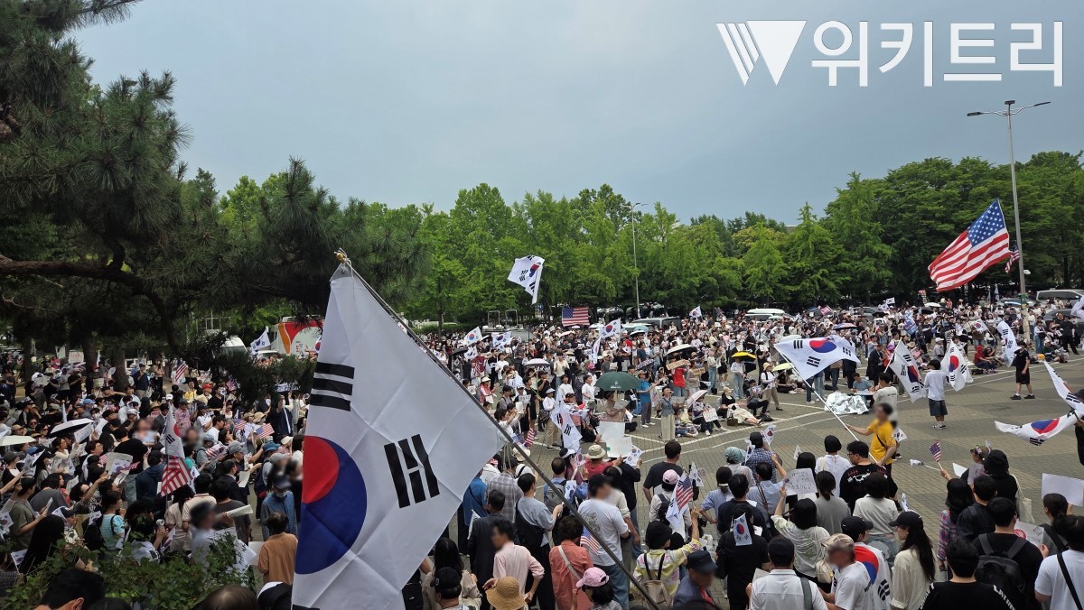아기띠 둘러메고 커플끼리 손잡고…시민 발길 이어진 올림픽공원 속 목소리 [르포]